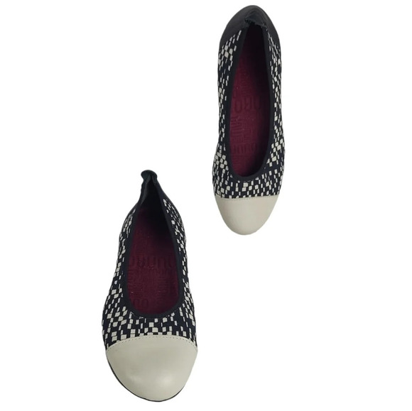 Munro Henlee Checkered Black and White Patterned Round Toe Ballet Flats - Picture 7 of 7